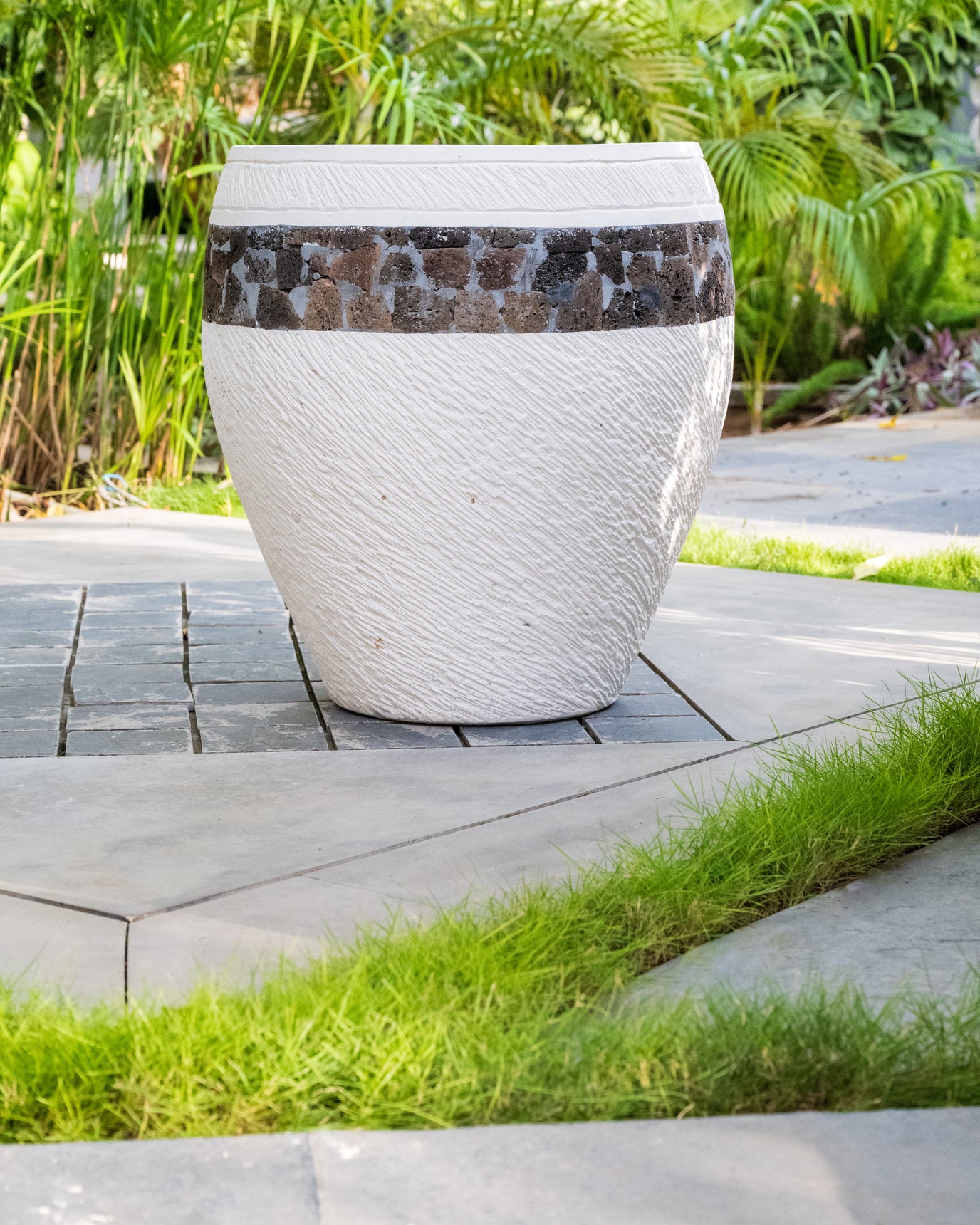 Flowing Streams Balinese Pot (medium)
