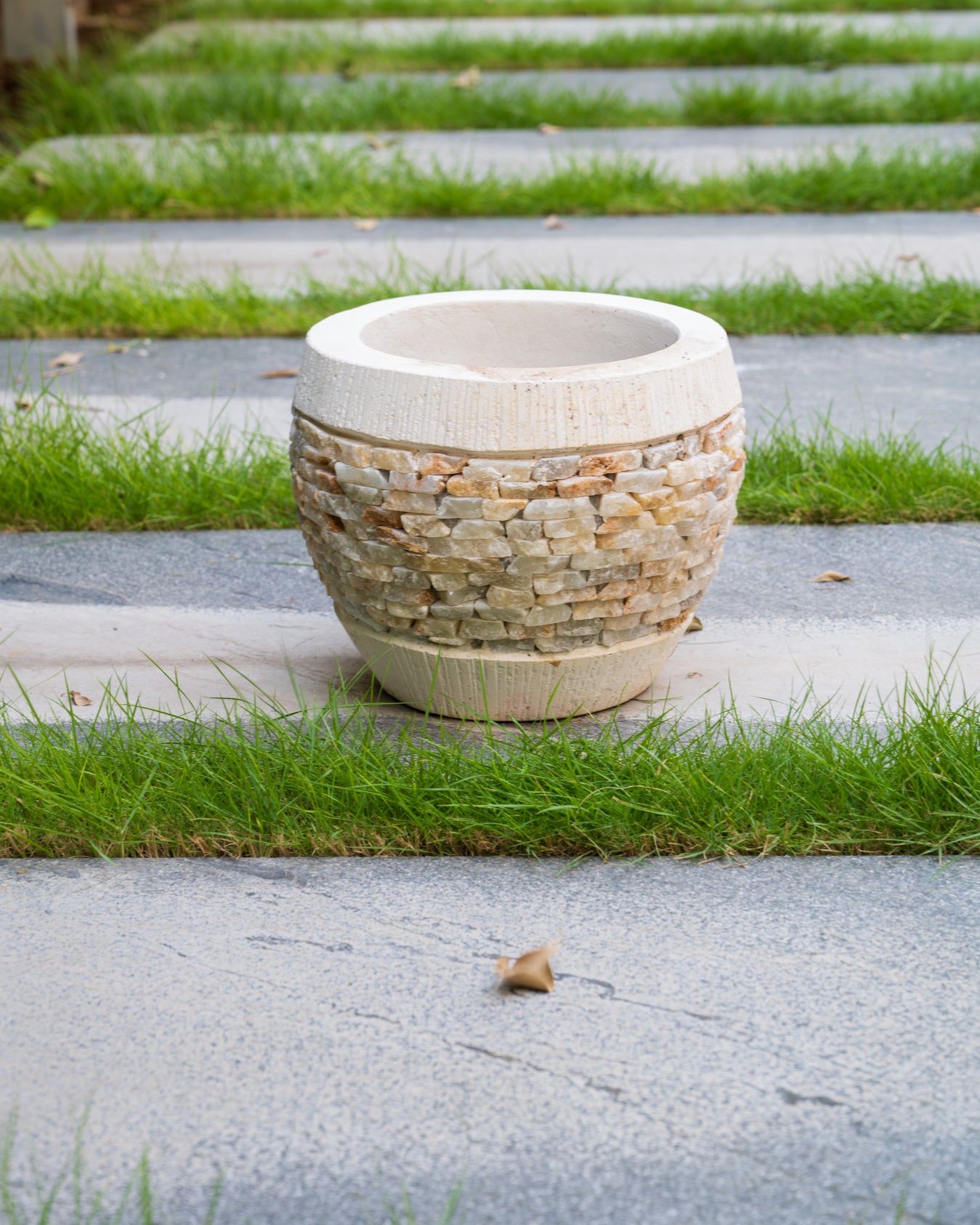 Sunny Pebble Planter (small)